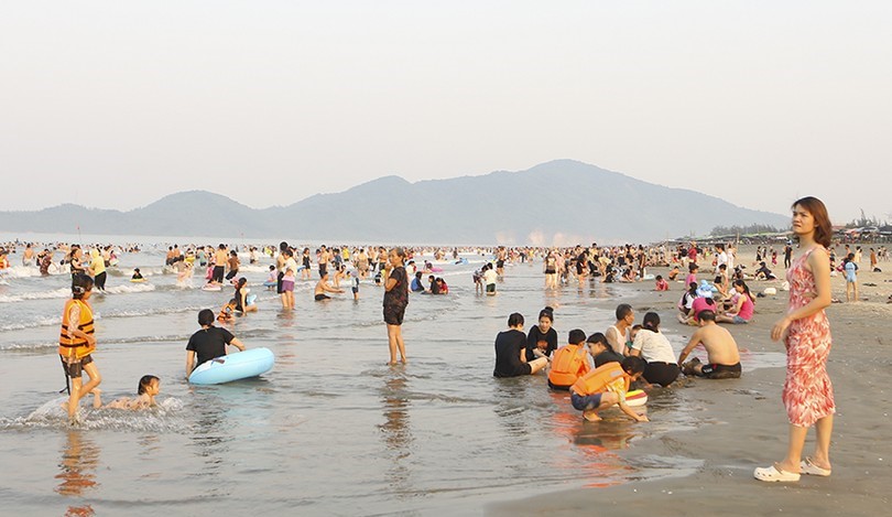 Biển Thi&ecirc;n Cầm, H&agrave; Tĩnh lu&ocirc;n k&iacute;n kh&aacute;ch trong những ng&agrave;y nghỉ lễ vừa qua. Ảnh Nguy&ecirc;n Ho&agrave;ng