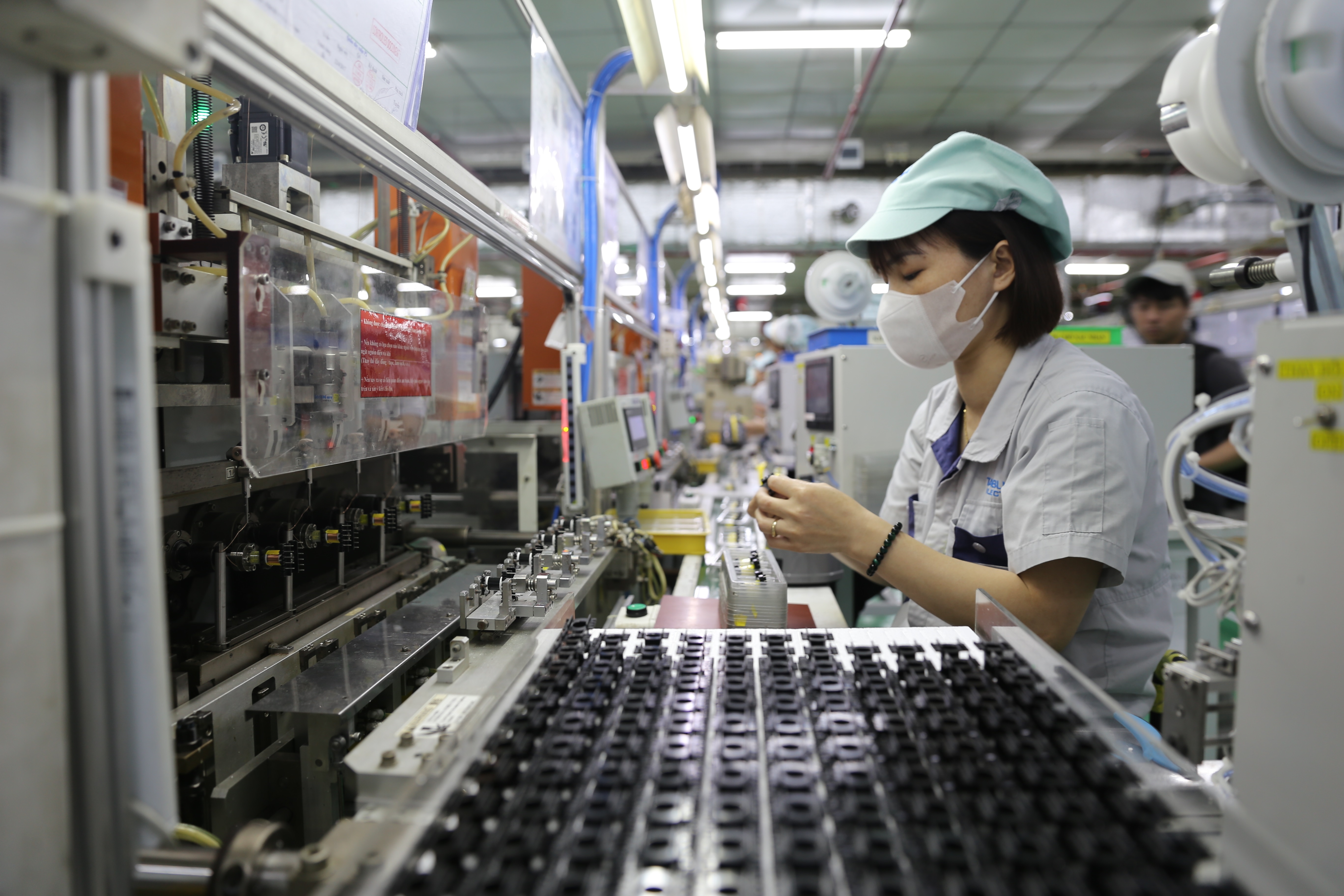 Lao động làm việc tại nhà máy. Ảnh: ILO. 
