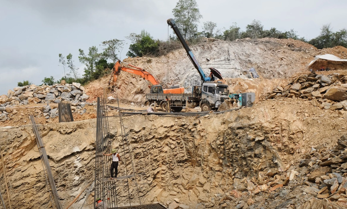 Khu vực thi công cột 136 nằm lưng chừng núi thuộc xã Châu Lộc, huyện Hậu Lộc, nơi điều kiện thi công vô cùng khó khăn