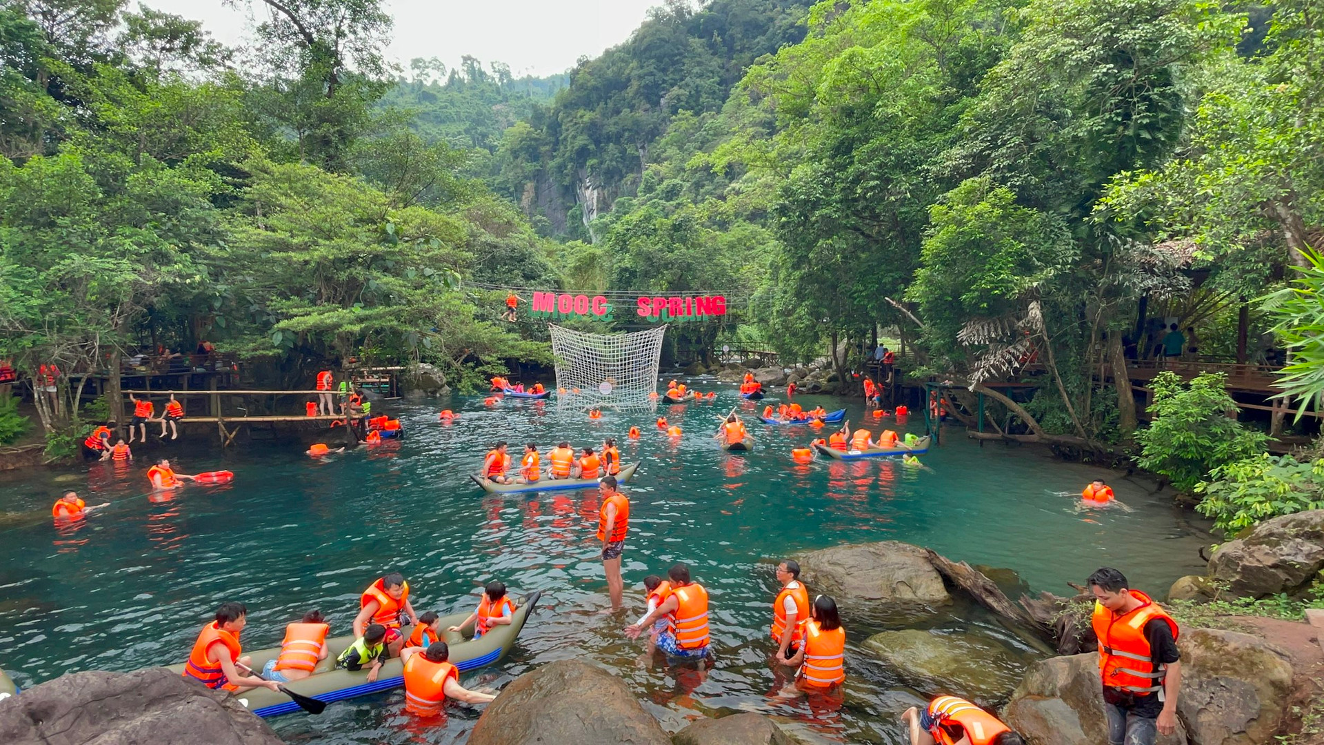 Suối Nước Moọc, Quảng Bình điểm đến lý tưởng của nhiều du khách trong dịp lễ 30/4 - 1/5. Ảnh: T.H