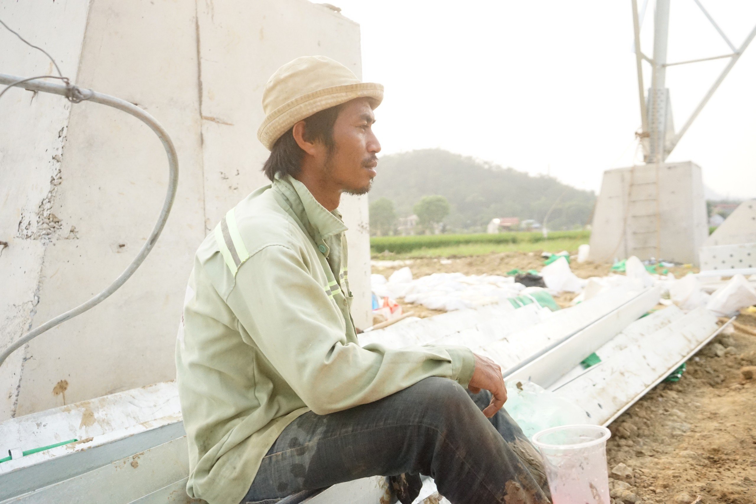 C&ocirc;ng nh&acirc;n, kỹ sư l&agrave;m việc tr&ecirc;n cột điện cao thế trong điều kiện thời tiết khắc nghiệt