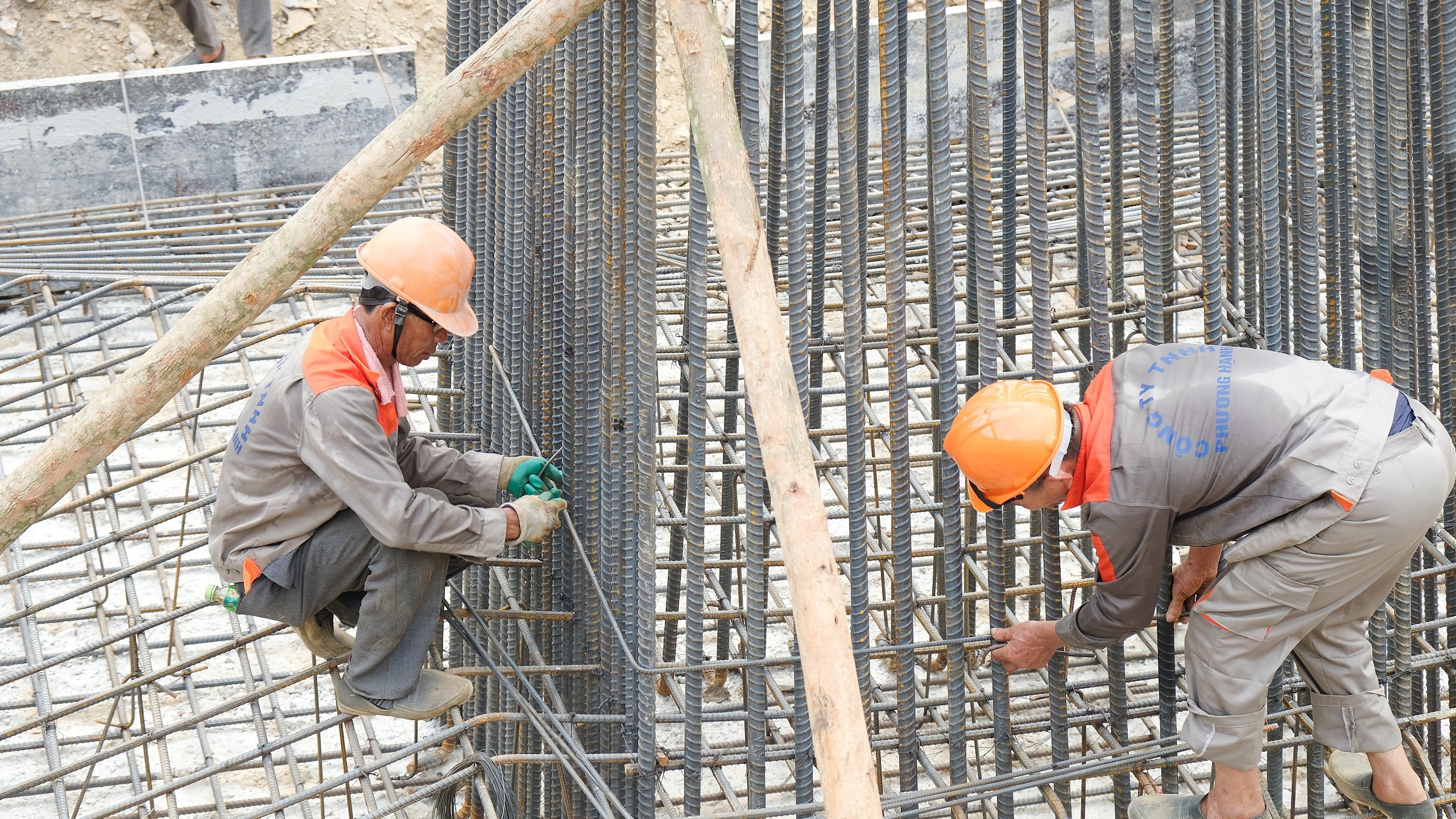 Những ngày qua, tại Thanh Hóa có những thời điểm nhiệt độ lên tới 40 độ C, các công nhân vẫn miệt mài làm việc