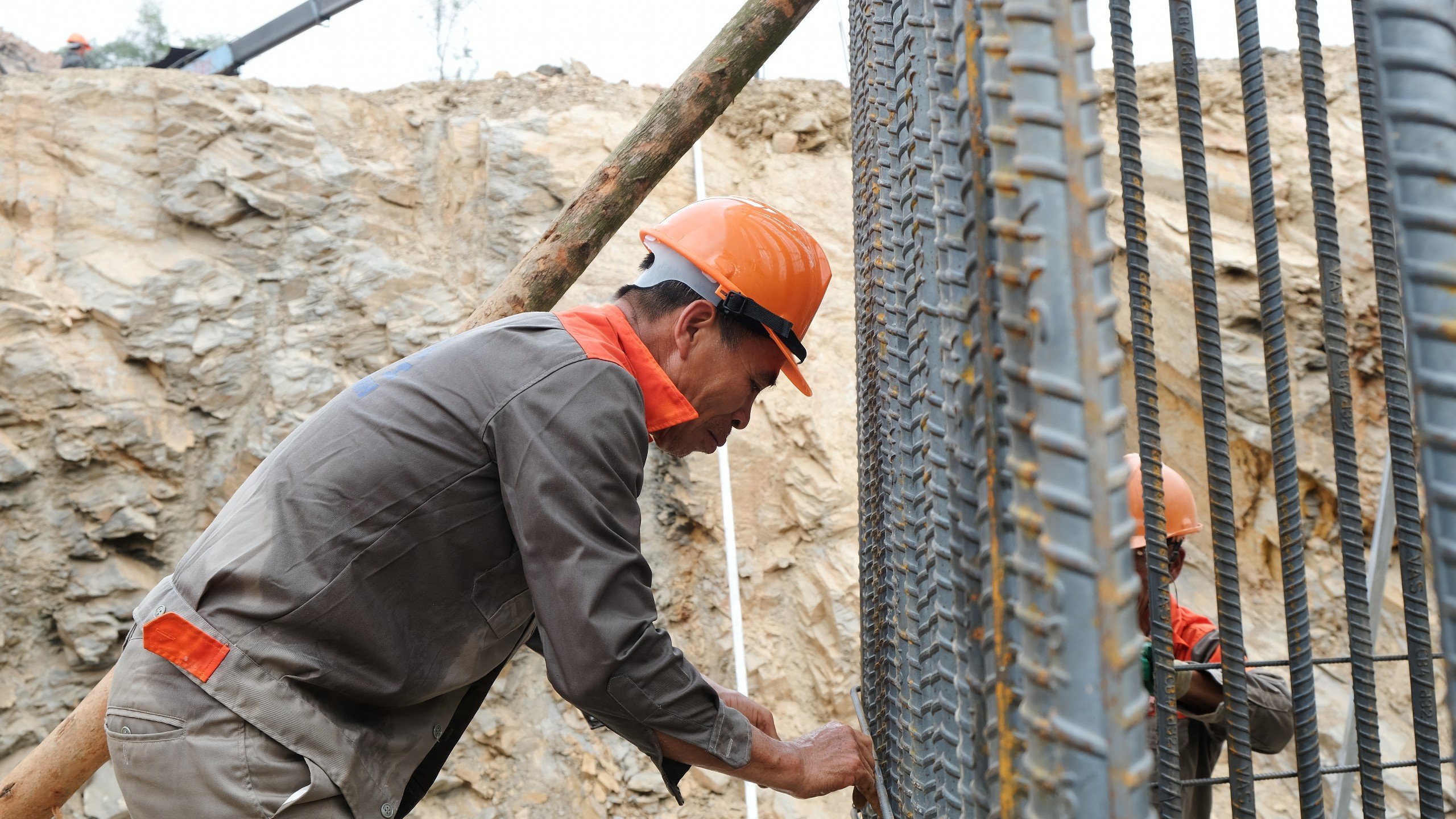 Những chiếc áo của công nhân ướt sũng vì thấm đẫm mồ hôi