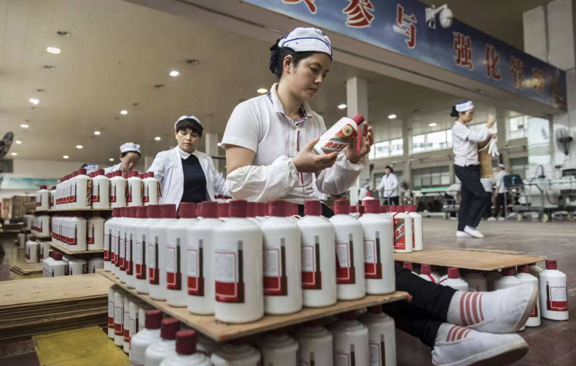 Một nhà máy của nhà sản xuất rượu số một Trung Quốc Moutai.  - Ảnh: Bloomberg
