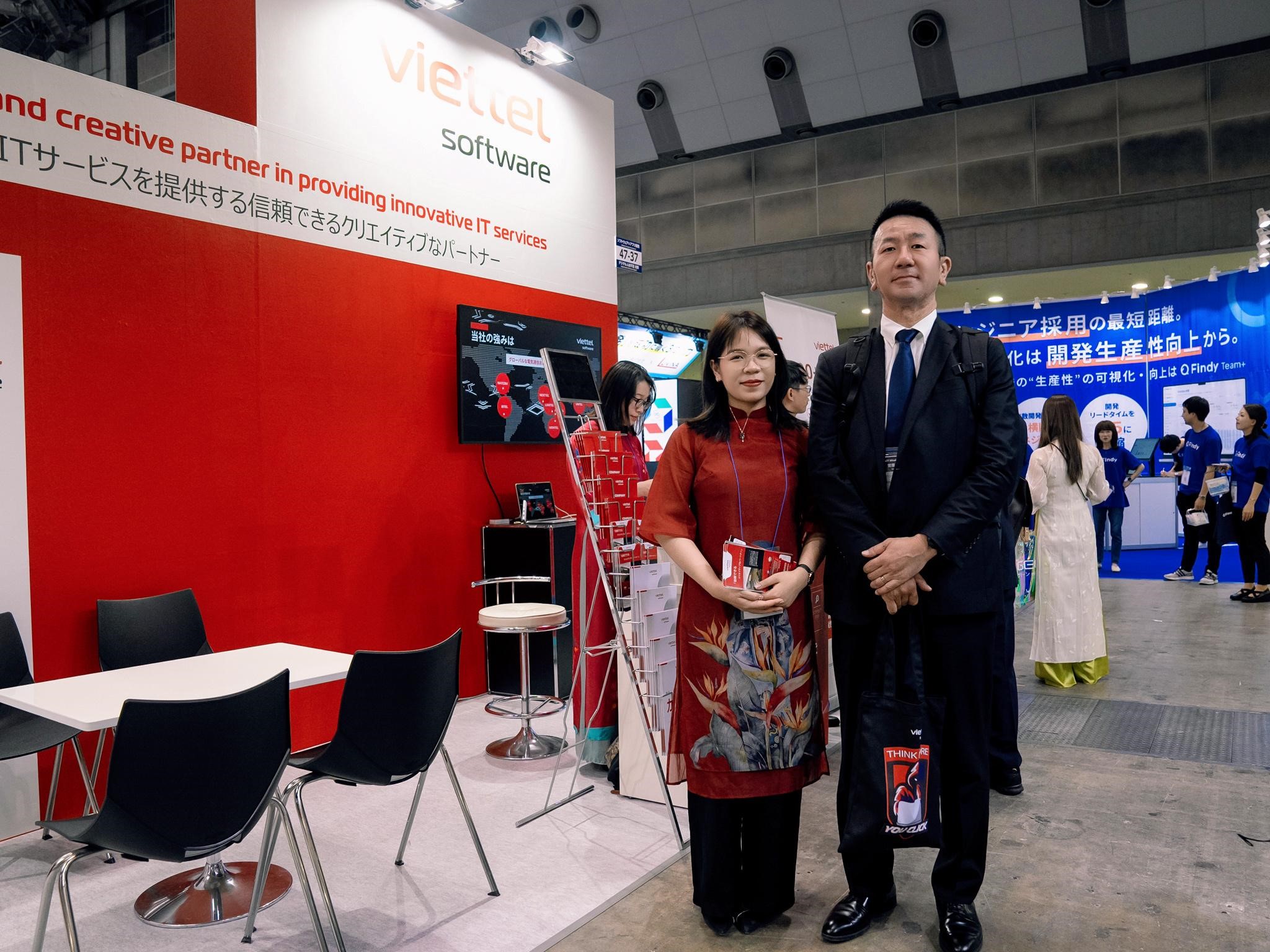 Ông Kako ghé thăm gian hàng Viettel Software.