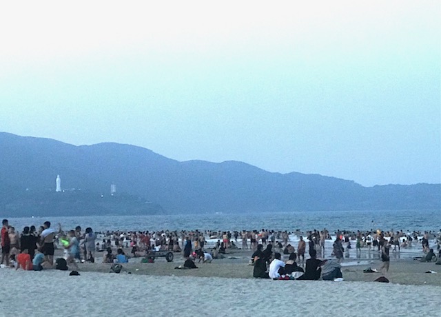 Mặc d&ugrave; đ&atilde; chiều tối nhưng kh&aacute;ch du lịch tắm biển Mỹ Kh&ecirc;, Đ&agrave; Nẵng vẫn đ&ocirc;ng đ&uacute;c. Ảnh Ng&ocirc; Anh Văn