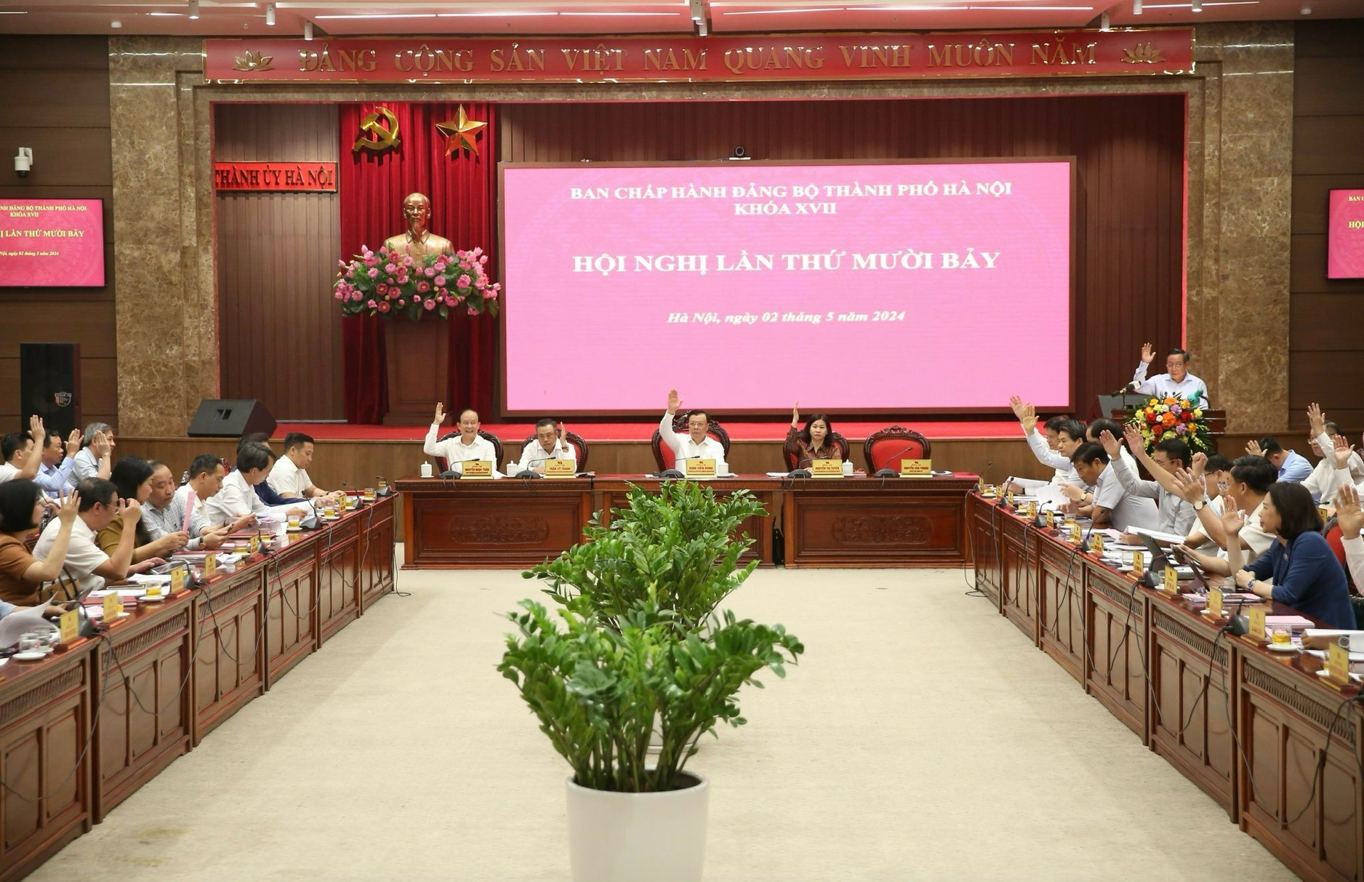 Ban Chấp hành Đảng bộ thành phố Hà Nội biểu quyết thông qua chương trình hội nghị. 