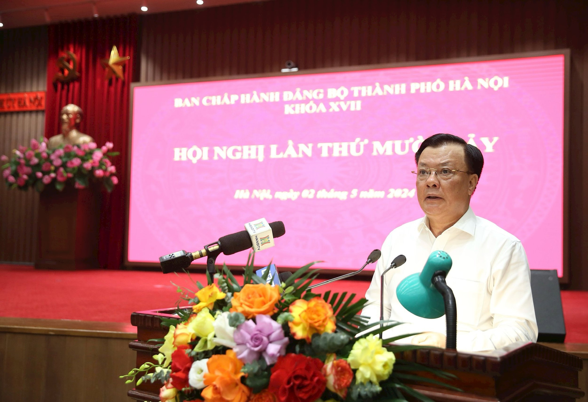 Bí thư Thành ủy Đinh Tiến Dũng phát biểu khai mạc hội nghị.