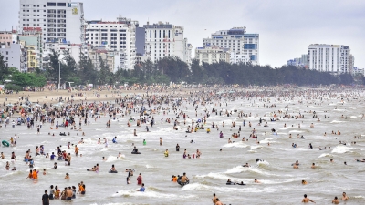 Vietnam's Tourism Industry Flourishes as 8 Million Tourists Flock During Holiday Season