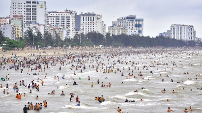 Vietnam's Tourism Industry Flourishes as 8 Million Tourists Flock During Holiday Season