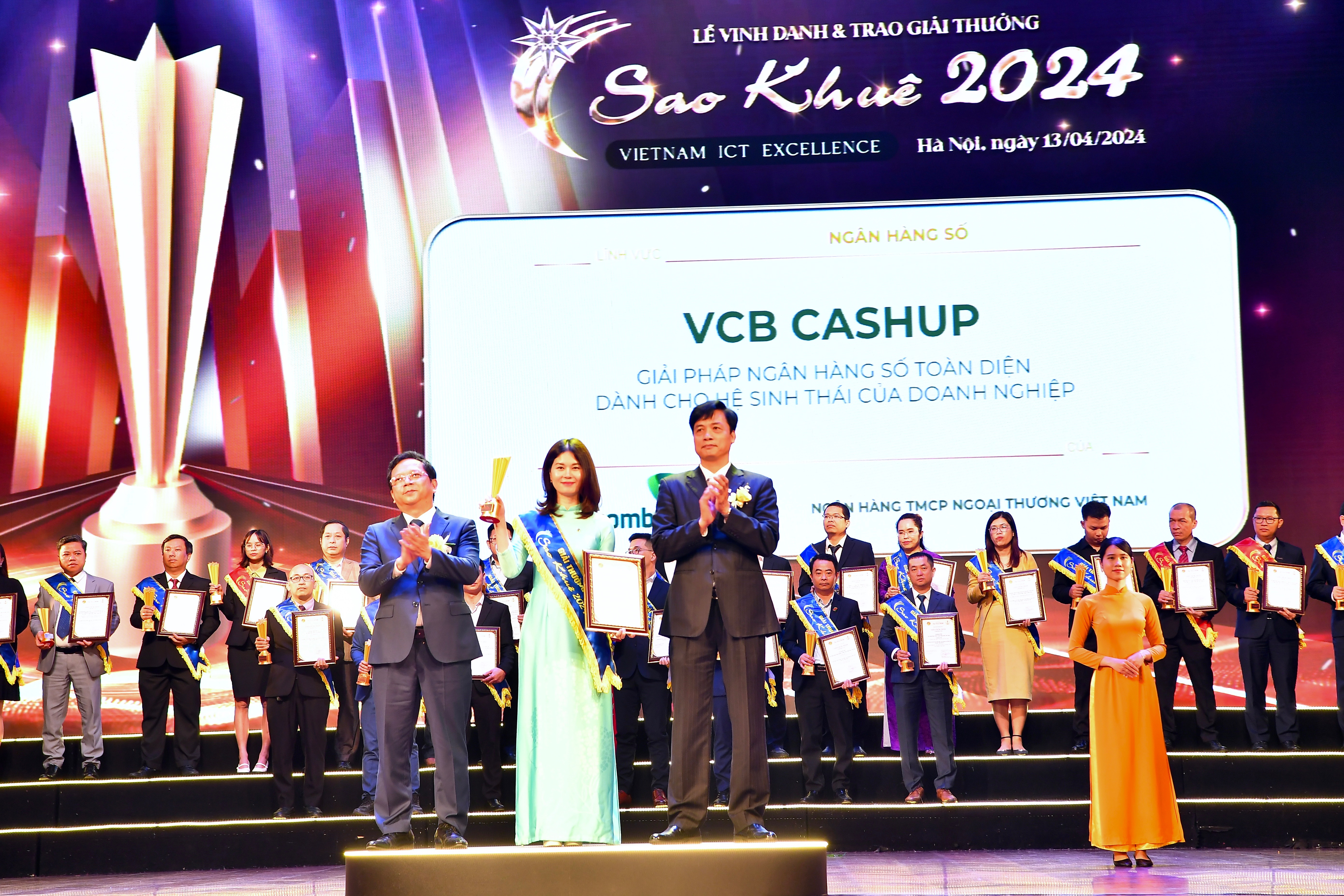 Đại diện Vietcombank nhận giải thưởng Sao Khu&ecirc; d&agrave;nh cho giải ph&aacute;p VCB CashUp từ Hiệp hội phần mềm v&agrave; dịch vụ c&ocirc;ng nghệ th&ocirc;ng tin Việt Nam (VINASA).