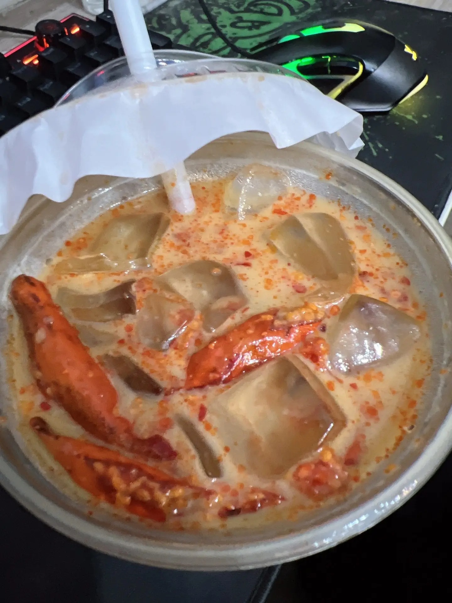 C&agrave; ph&ecirc; Latte uống c&ugrave;ng ớt cắt l&aacute;t v&agrave; bột ớt đang tạo ra hot trend ăn uống mới tại&nbsp;Trung Quốc.