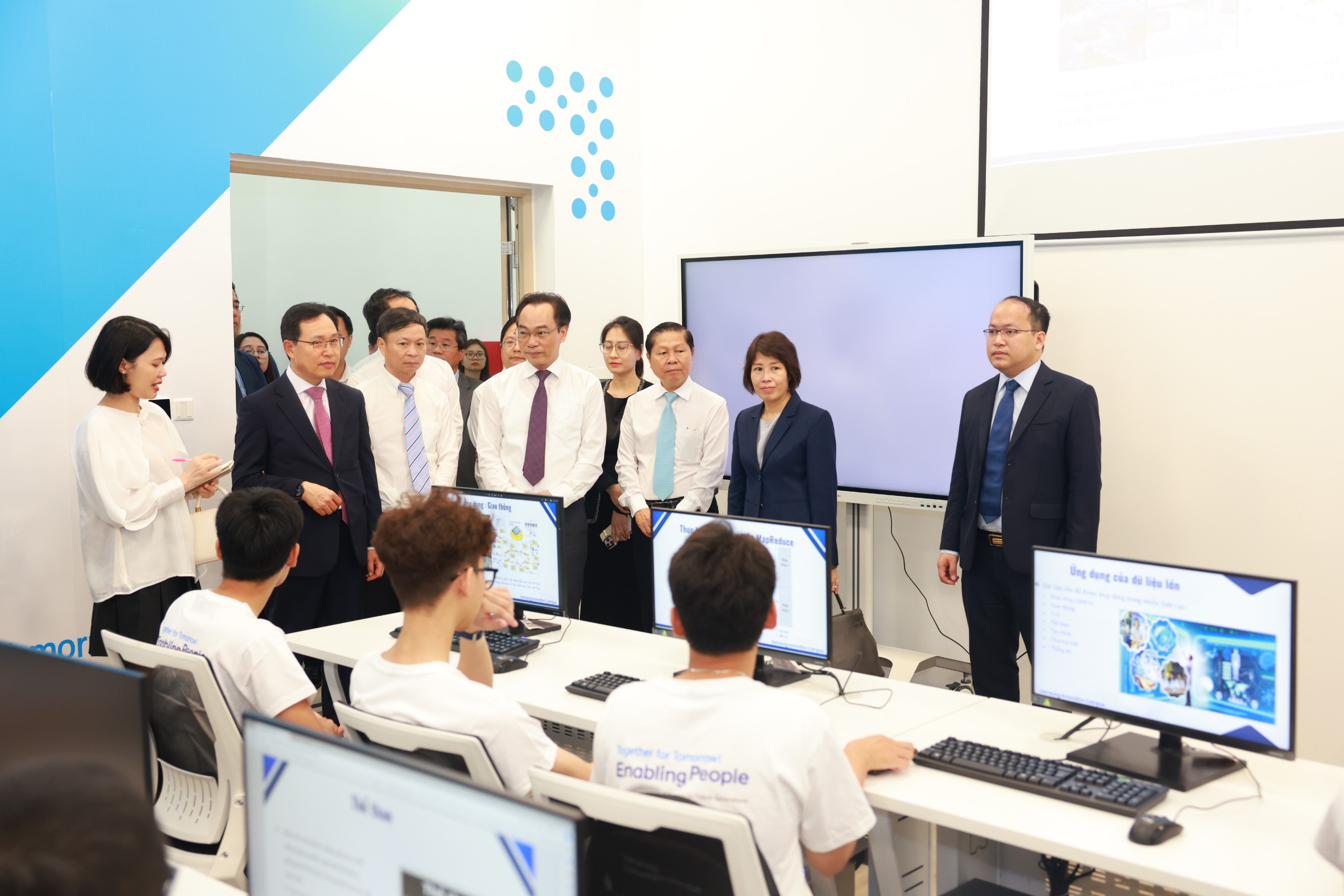 C&aacute;c đại biểu tham quan 1 lớp học của Chương tr&igrave;nh Ph&aacute;t triển nh&acirc;n t&agrave;i c&ocirc;ng nghệ - Samsung Innovation Campus (SIC)