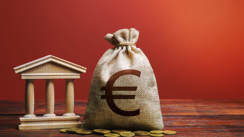 Vietnam’s Prime Minister Pushes for Proactive Monetary Policy to Boost Growth in 2024