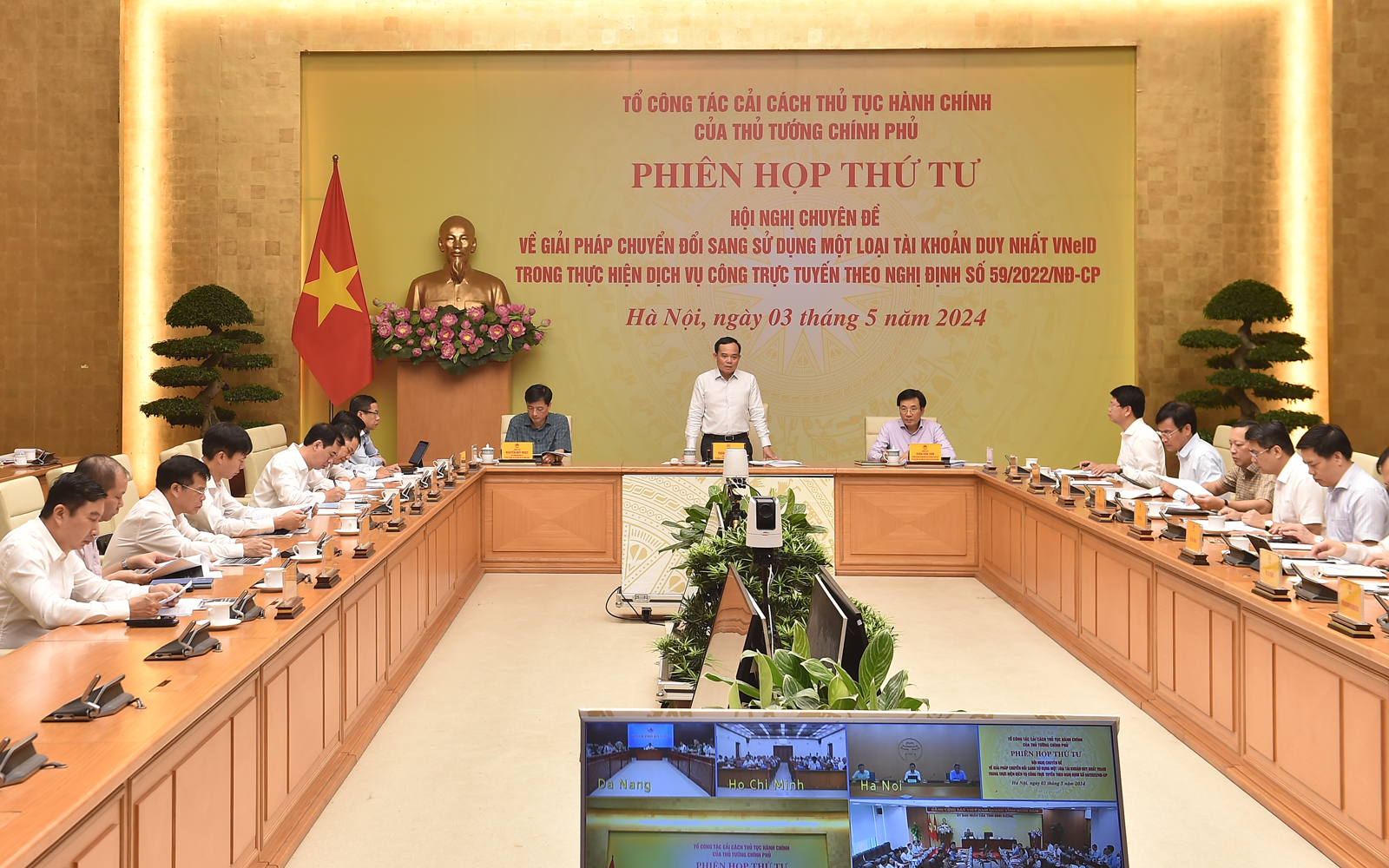 Phiên họp lần thứ tư hội nghị chuyên đề về giải pháp chuyển đổi sang sử dụng một loại tài khoản duy nhất VneID trong thực hiện dịch vụ công trực tuyến theo nghị định số 59/2022/NĐ-CP sáng 3/5 - Ảnh: VGP.
