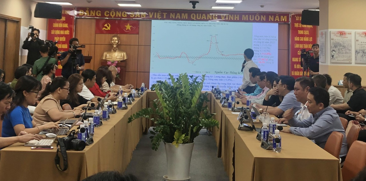 Doanh thu b&aacute;n lẻ h&agrave;ng h&oacute;a tại TP.HCM trong 4 th&aacute;ng đầu năm 2024 tăng 10,5% so với c&ugrave;ng kỳ, đạt 177.087 tỷ đồng - Ảnh: PA.