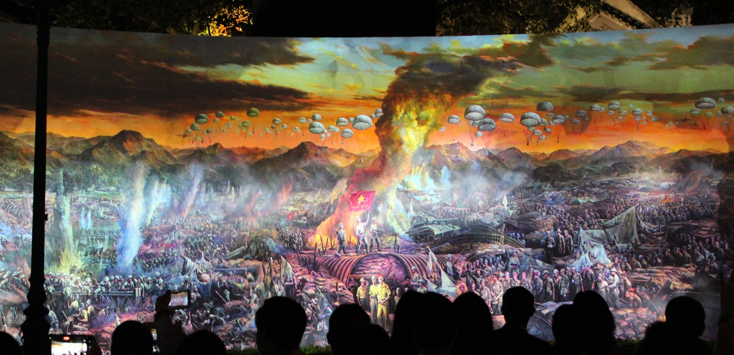 Bức tranh panorama “Chiến dịch Điện Biên Phủ” bằng công nghệ 3D Mapping được trình chiếu từ 18h30-23h từ ngày 3-7/5.