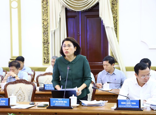 B&agrave; L&ecirc; Thị Huỳnh Mai, Gi&aacute;m đốc Sở Kế hoạch v&agrave; Đầu tư TP.HCM ph&aacute;t biểu tại phi&ecirc;n họp - Ảnh: TTBC.