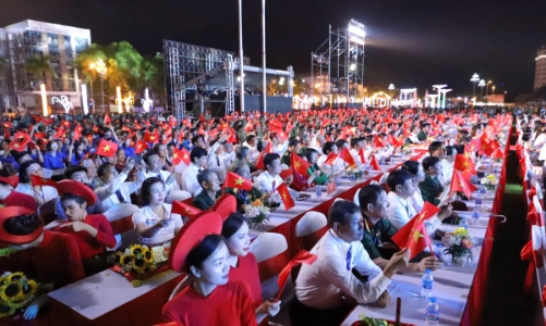 Hàng nghìn người có mặt tại điểm cầu Thanh Hóa, xem truyền hình đặc biệt kỷ niệm 70 năm Chiến thắng Điện Biên Phủ