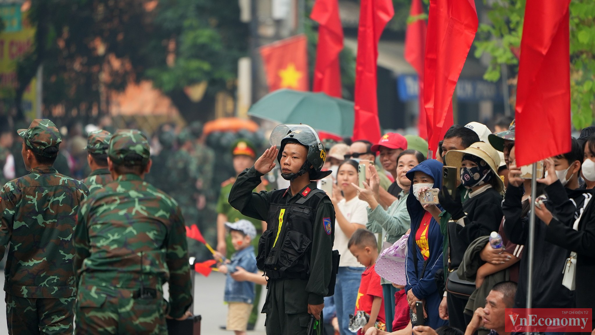 Kh&ocirc;ng chỉ nguời d&acirc;n, lực lượng chức năng gồm c&ocirc;ng an, qu&acirc;n đội cũng c&oacute; mặt tại khu vực diễn ra lễ tổng duyệt từ nửa đ&ecirc;m để đảm bảo cho c&ocirc;ng t&aacute;c bảo vệ an ninh, trật tự, ph&acirc;n luồng giao th&ocirc;ng, hướng dẫn người d&acirc;n di chuyển.