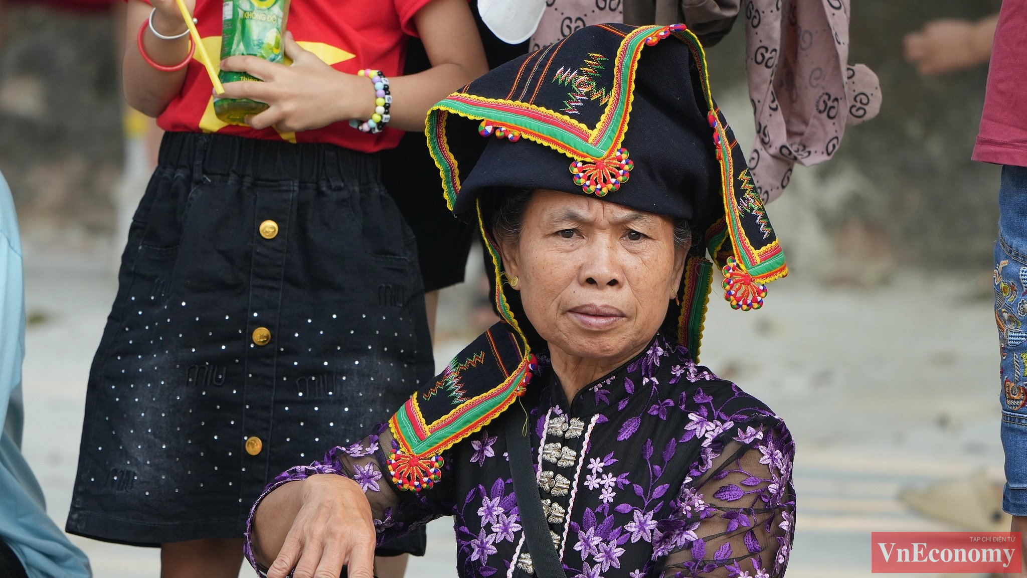 Đông đảo du khách, người dân có mặt tại các ngả đường, tuyến phố chào mừng các đoàn diễu binh, diễu hành đi qua.