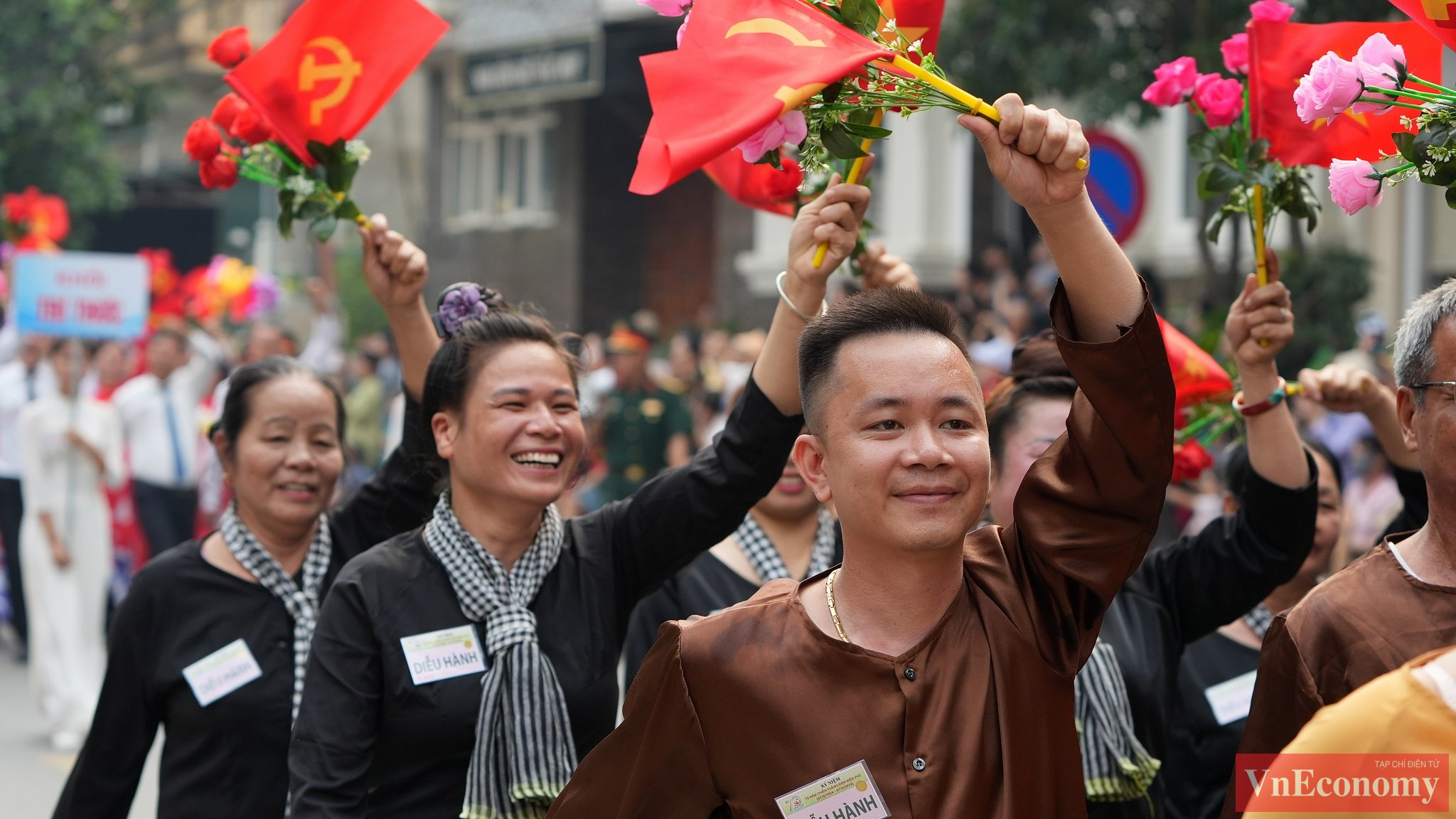 Sau khi c&aacute;c khối diễu binh, diễu h&agrave;nh qua lễ đ&agrave;i tiếp tục qua tuyến đường Ho&agrave;ng Văn Th&aacute;i đến ng&atilde; tư A1 sẽ chia th&agrave;nh 3 hướng.