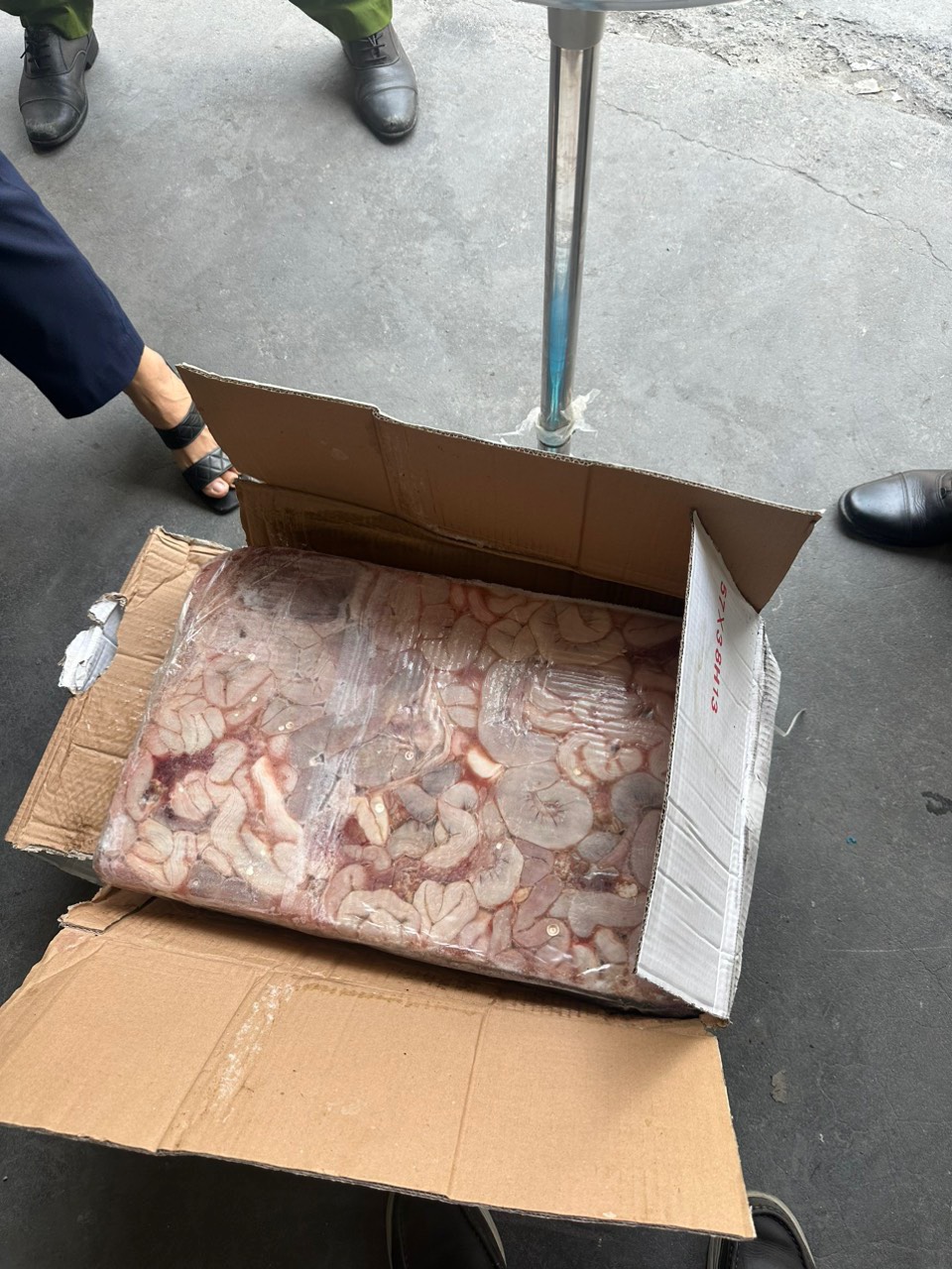 Nội tạng động vật&nbsp;đ&ocirc;ng lạnh&nbsp;kh&ocirc;ng r&otilde; nguồn gốc xuất xứ