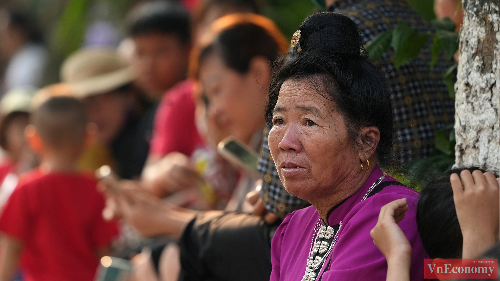 Niềm vui, sự xúc động của người dân và du khách vào sáng nay dường như tái hiện lại không khí đón tin chiến thắng Điện Biên Phủ 70 năm trước.