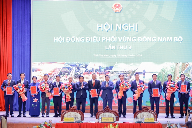 Thủ tướng trao quyết định quy hoạch cho các địa phương - Ảnh: VGP