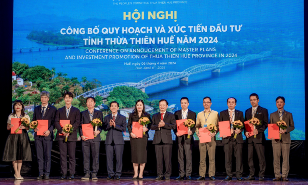 Lãnh đạo tỉnh Thừa Thiên Huế trao giấy chứng nhận đăng ký đầu tư cho các dự án tại Hội nghị công bố Quy hoạch và xúc tiến đầu tư tỉnh Thừa Thiên Huế năm 2024, diễn ra vào đầu tháng 4 vừa qua.