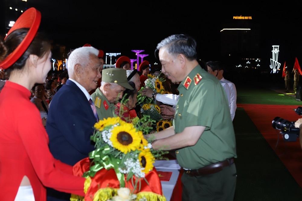 Đại tướng T&ocirc; L&acirc;m, Ủy vi&ecirc;n Bộ Ch&iacute;nh trị, Bộ trưởng Bộ C&ocirc;ng an, tặng hoa chiến sỹ Điện Bi&ecirc;n tham dự chương tr&igrave;nh tại điểm cầu Thanh H&oacute;a