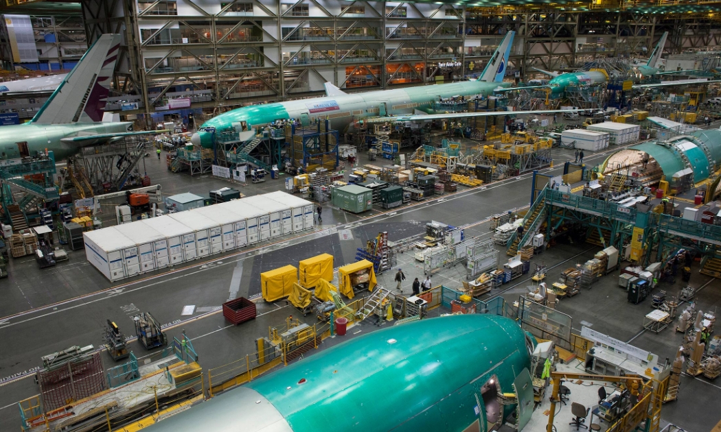 Trong một nhà máy sản xuất máy bay của Boeing - Ảnh: Bloomberg.