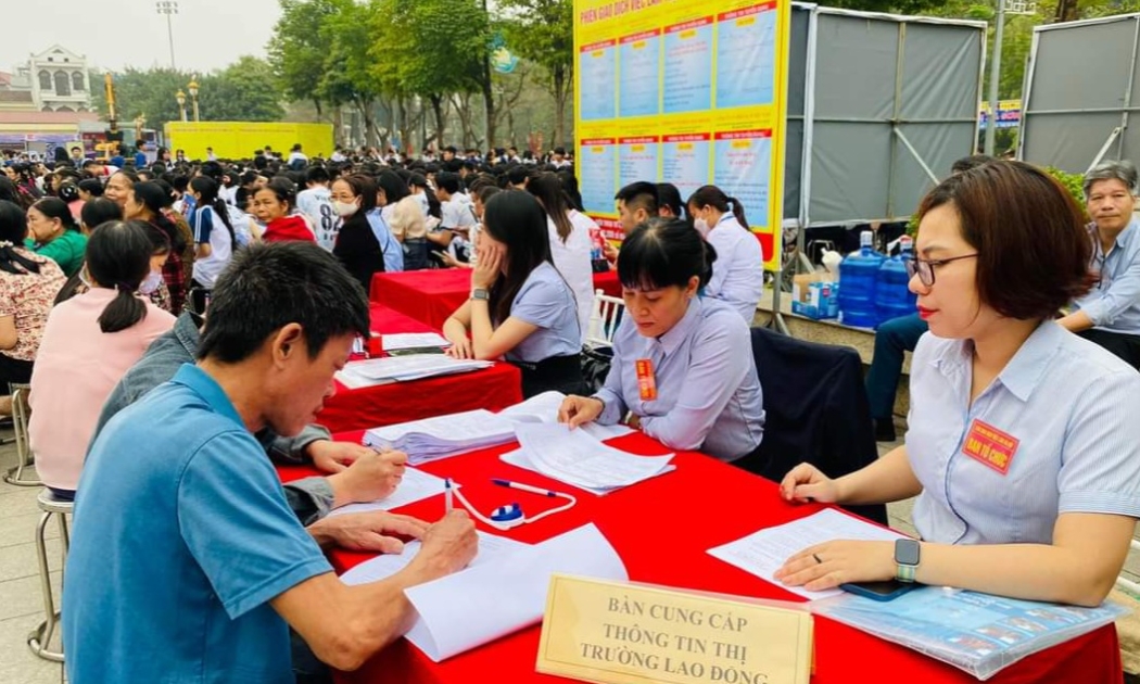 Người lao động tham gia tìm kiếm việc làm tại Hà Nội. Ảnh: Thanh Bình.
