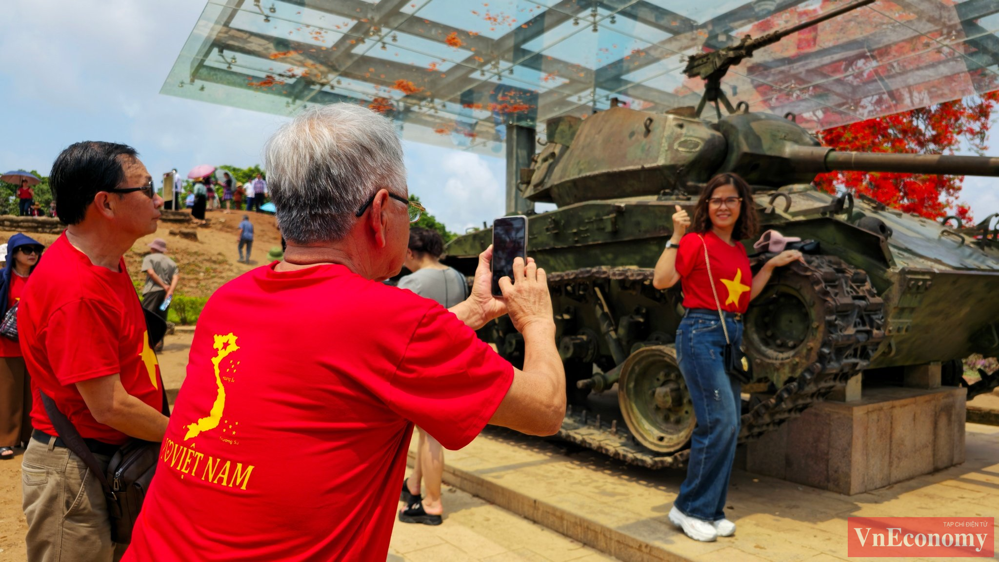 Đặc biệt, trong d&ograve;ng người l&ecirc;n với mảnh đất Điện Bi&ecirc;n dịp n&agrave;y, c&oacute; nhiều cựu chiến binh ở mọi miền đất nước. Tại c&aacute;c di t&iacute;ch, họ c&ugrave;ng với lớp trẻ &ocirc;n lại những trang lịch sử h&agrave;o h&ugrave;ng của cha &ocirc;ng.