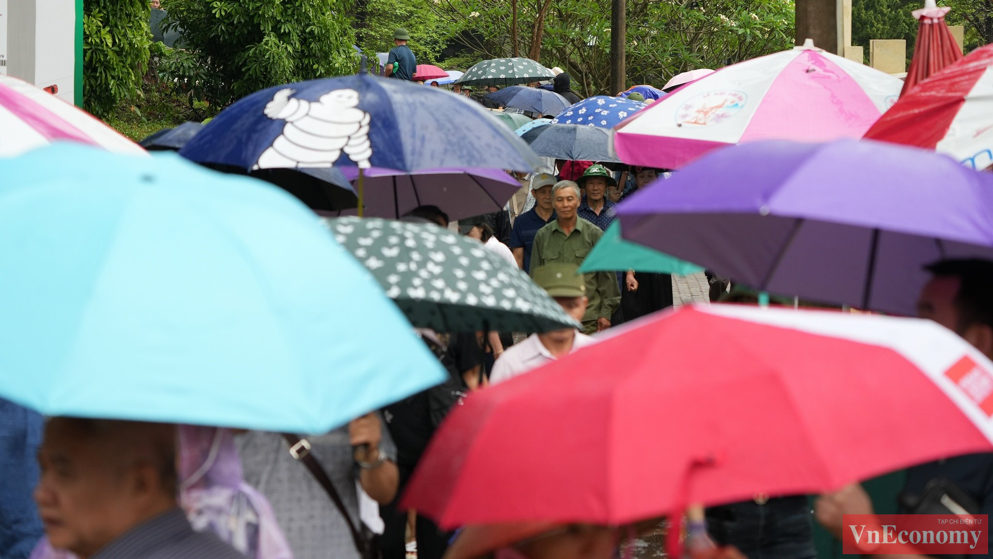 Ng&agrave;y 6/5, Điện Bi&ecirc;n c&oacute; mưa kh&aacute; nặng hạt suốt cả buổi s&aacute;ng nhưng người d&acirc;n, du kh&aacute;ch khắp nơi vẫn &ugrave;n &ugrave;n k&eacute;o l&ecirc;n TP Điện Bi&ecirc;n Phủ.&nbsp;