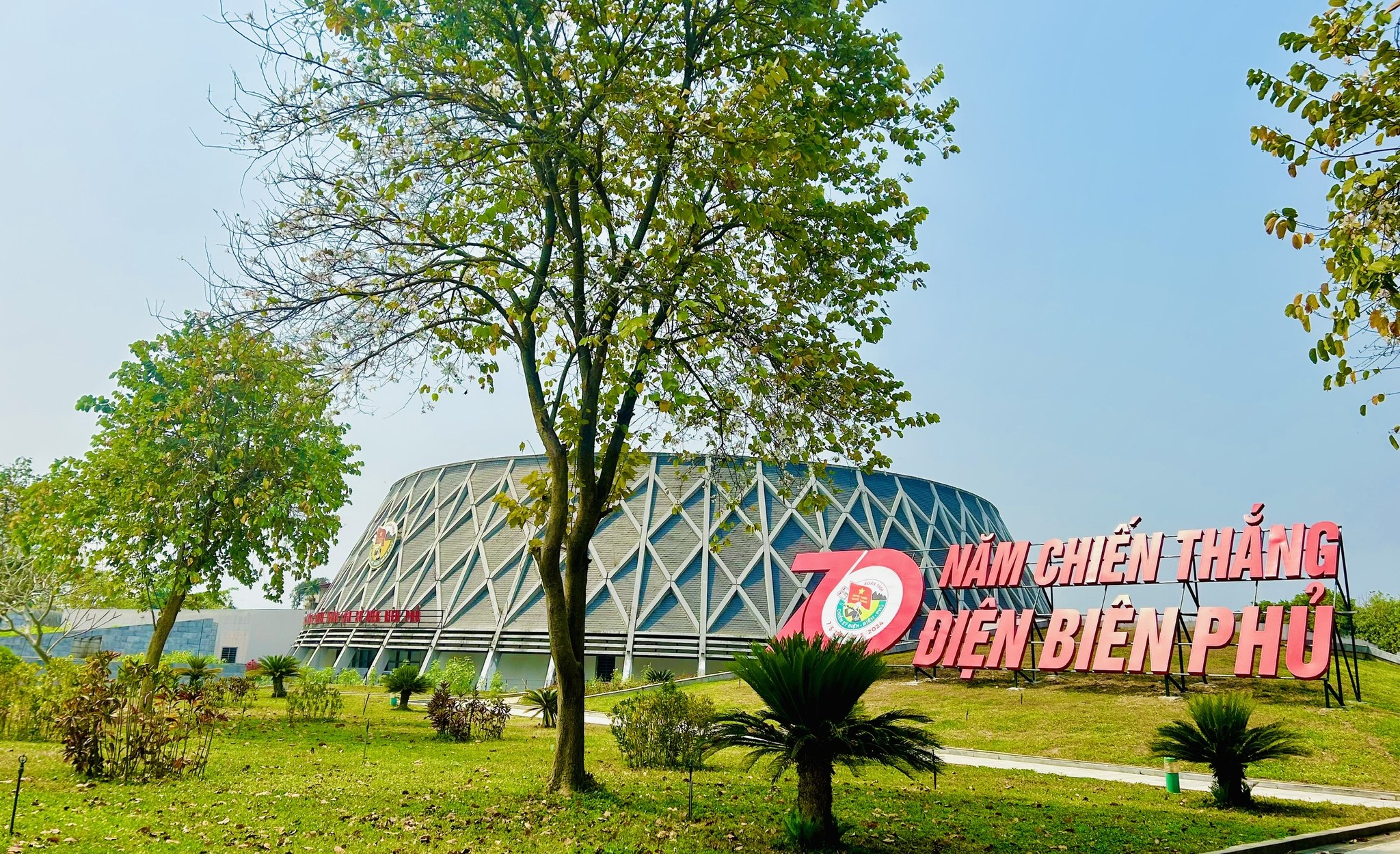 Được x&acirc;y dựng từ năm 2012 v&agrave; đến năm 2014, đ&uacute;ng dịp kỷ niệm 60 năm chiến thắng Điện Bi&ecirc;n Phủ, Bảo t&agrave;ng được kh&aacute;nh th&agrave;nh v&agrave; đi v&agrave;o hoạt động.