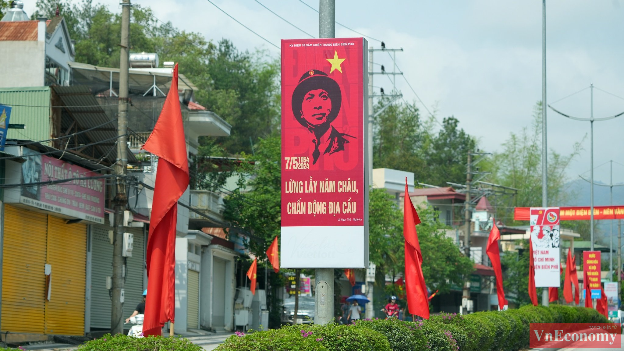 Đường V&otilde; Nguy&ecirc;n Gi&aacute;p - con đường trung t&acirc;m TP Điện Bi&ecirc;n Phủ từ v&agrave;i tuần nay đỏ rực cờ v&agrave; băng r&ocirc;n, biểu ngữ.&nbsp;