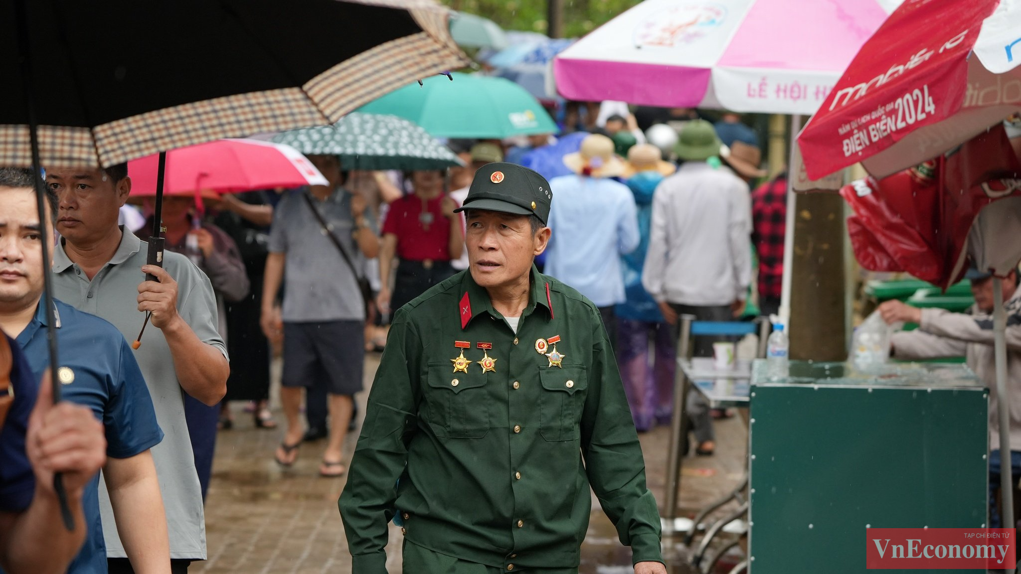 Không quản trời mưa, rất đông du khách đã viếng thăm điểm di tích lịch sử như: Đồi A1, Tượng đài Chiến thắng, Nghĩa trang Liệt sĩ A1, Bảo tàng Chiến thắng lịch sử Điện Biên Phủ, khu hầm De Castries,...