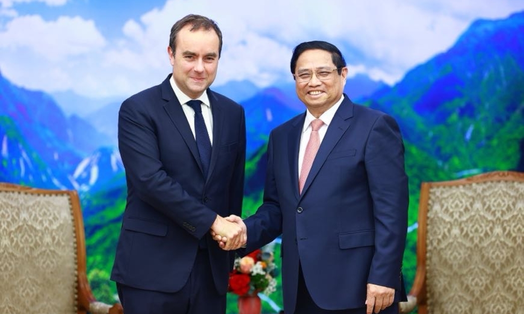 Thủ tướng Phạm Minh Chính và Bộ trưởng Bộ Quân đội Cộng hòa Pháp Sébastien Lecornu - Ảnh: VGP