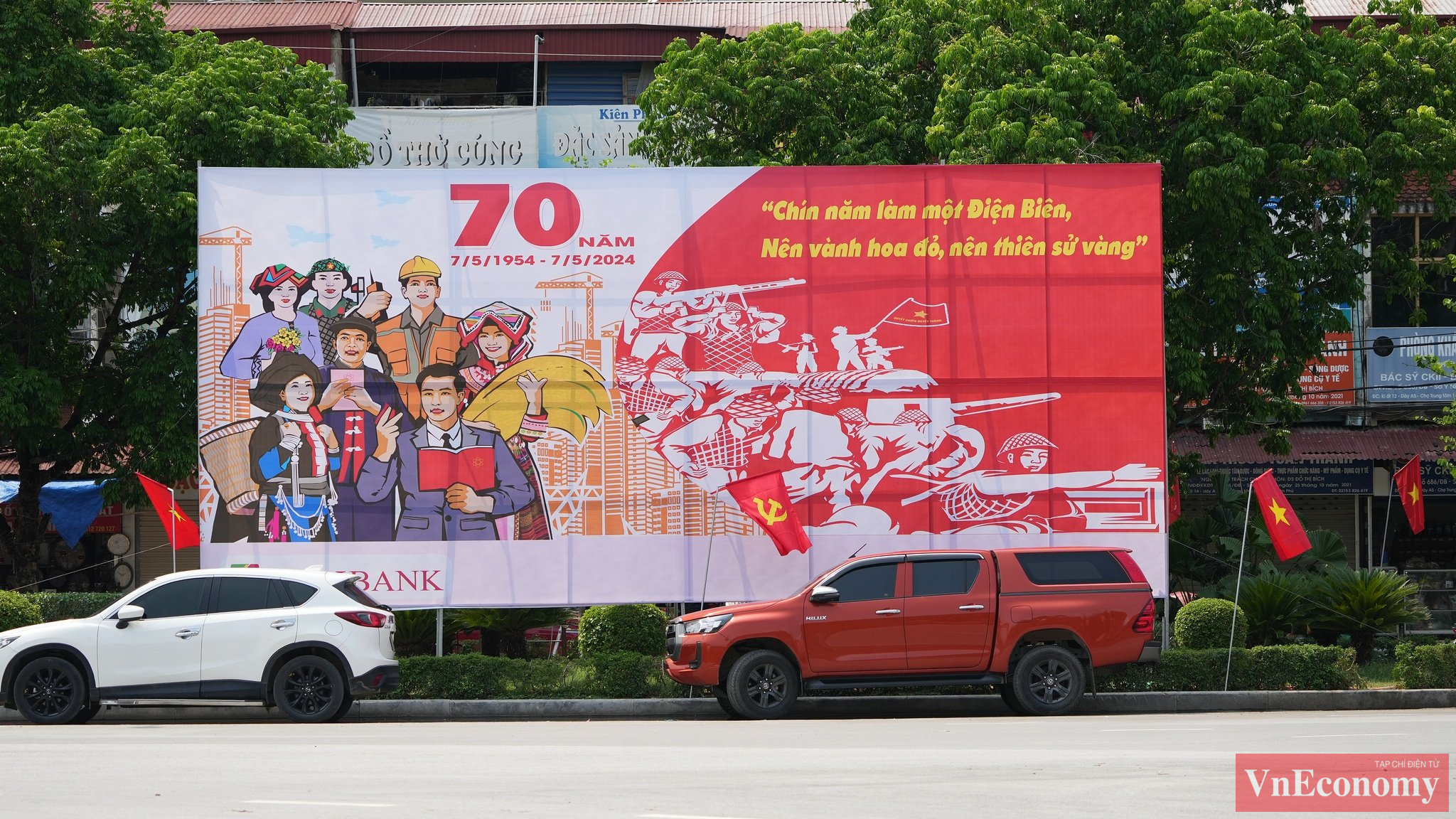 Trong những ng&agrave;y th&aacute;ng 5 lịch sử, khi đại lễ kỷ niệm 70 năm chiến thắng lịch sử Điện Bi&ecirc;n Phủ sắp diễn ra, c&aacute;c đường phố ở Điện Bi&ecirc;n Phủ rợp b&oacute;ng cờ, hoa.