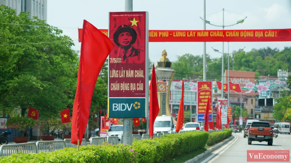 [Phóng sự ảnh]: Điện Biên Phủ tưng bừng cờ hoa, tấp nập du khách trước ngày đại lễ