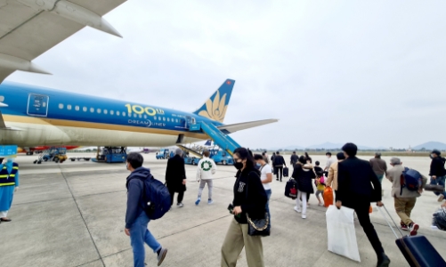 Sát “giờ G”: Hết sạch vé máy bay đi Điện Biên