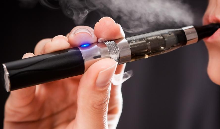 The MoH and The MoIT hold contradicting views over e-cigarretes in Vietnam (Photo source: internet.)