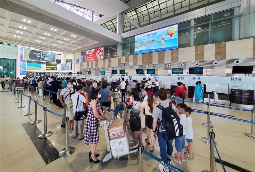 Giá vé máy bay năm nay còn chịu thêm ảnh hưởng do thiếu hụt tàu bay nghiêm trọng và do chi phí đầu vào các hãng vẫn ở mức cao.