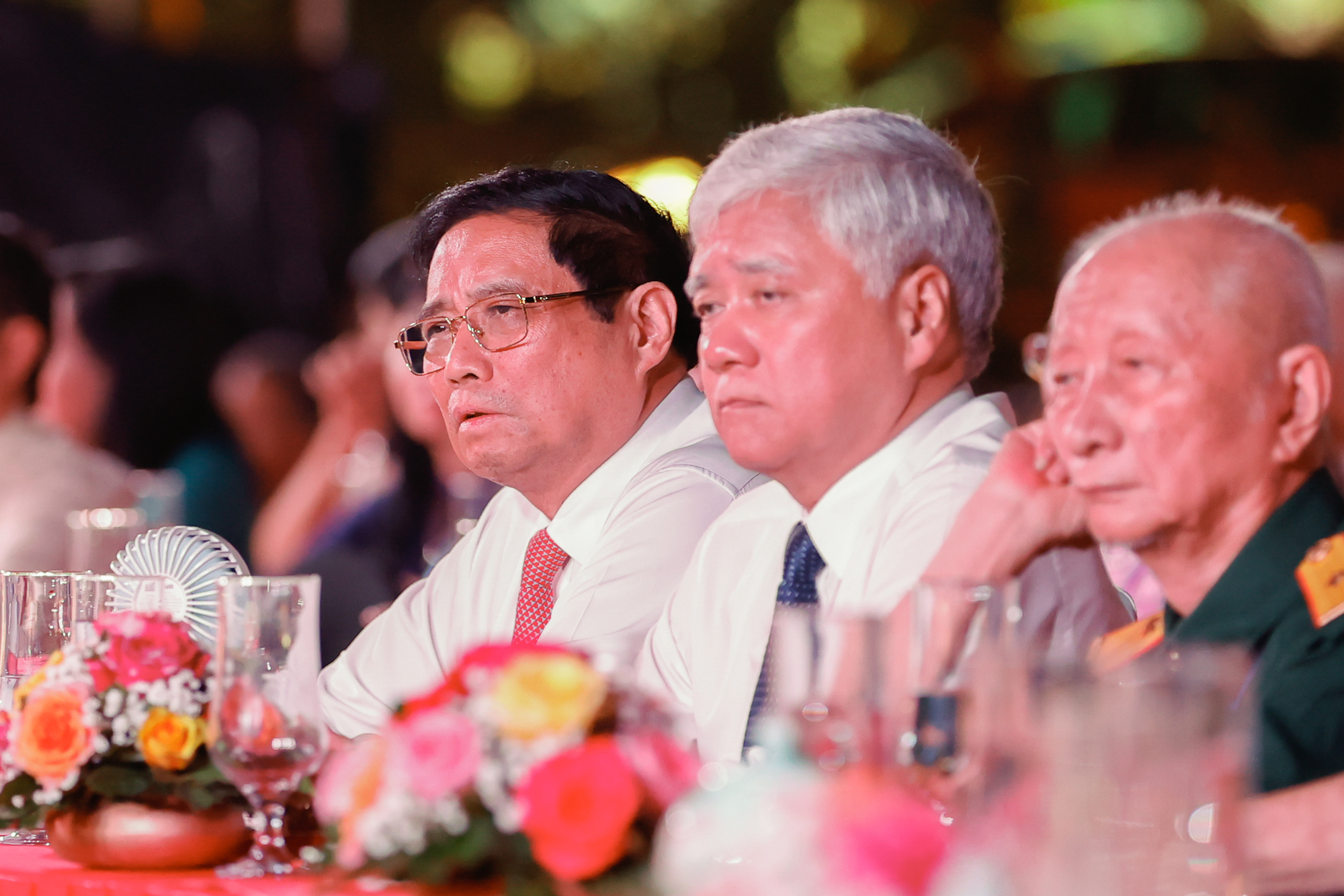 Thủ tướng Phạm Minh Chính và các đại biểu xúc động khi nghe các câu chuyện về Chiến dịch Điện Biên Phủ được chia sẻ trong chương trình cầu truyền hình - Ảnh VGP