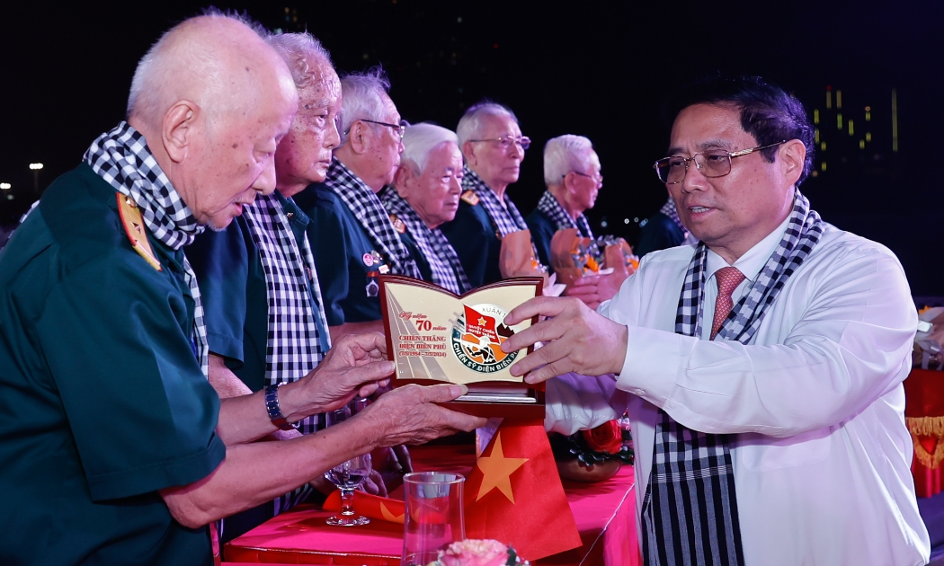 Thủ tướng Phạm Minh Chính tặng Kỷ niệm chương cho các cựu chiến sĩ Điện Biên - Ảnh VGP