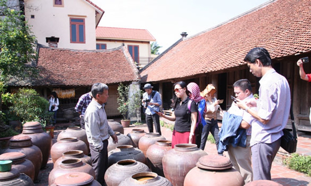 Làng cổ đường Lâm thu hút khách du lịch trong và ngoài nước.