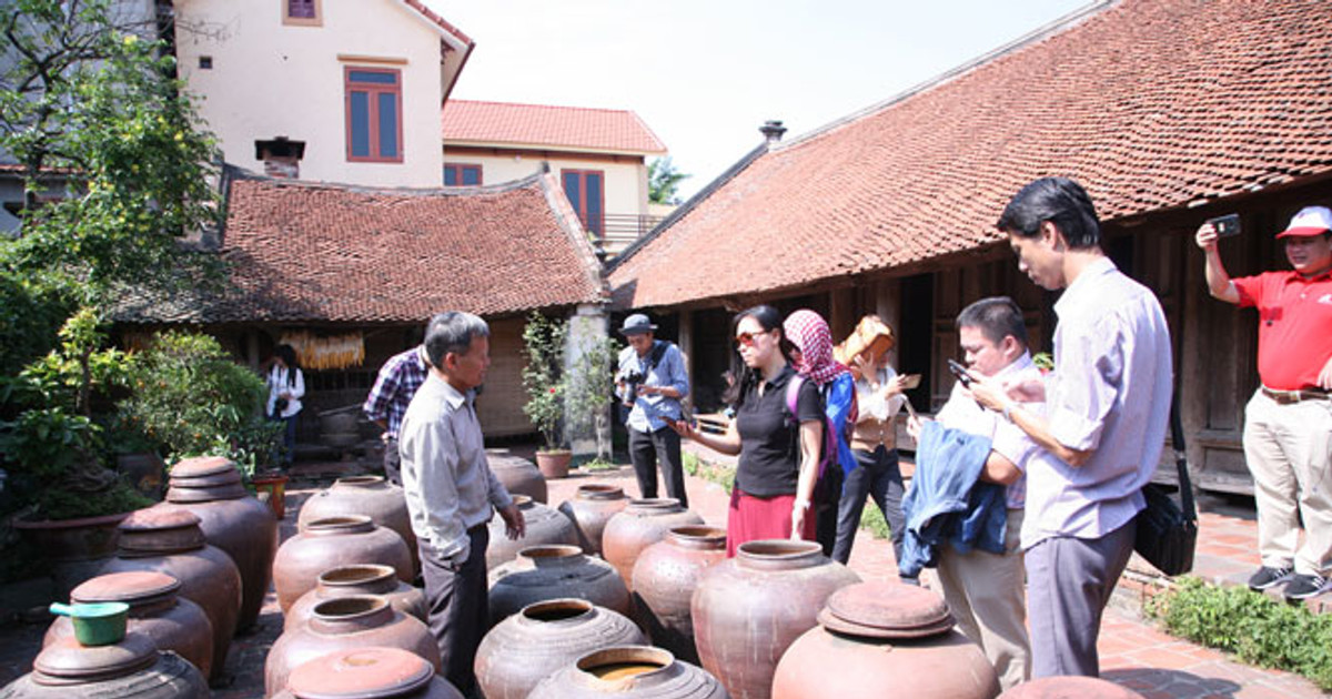 Làng cổ đường Lâm thu hút khách du lịch trong và ngoài nước.