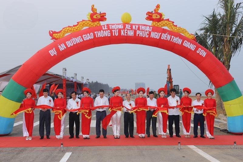 L&atilde;nh đạo tỉnh Thanh H&oacute;a v&agrave; huyện Hoằng H&oacute;a&nbsp;thực hiện nghi thức cắt băng tại lễ th&ocirc;ng xe kỹ thuật tuyến đường tr&ecirc;n