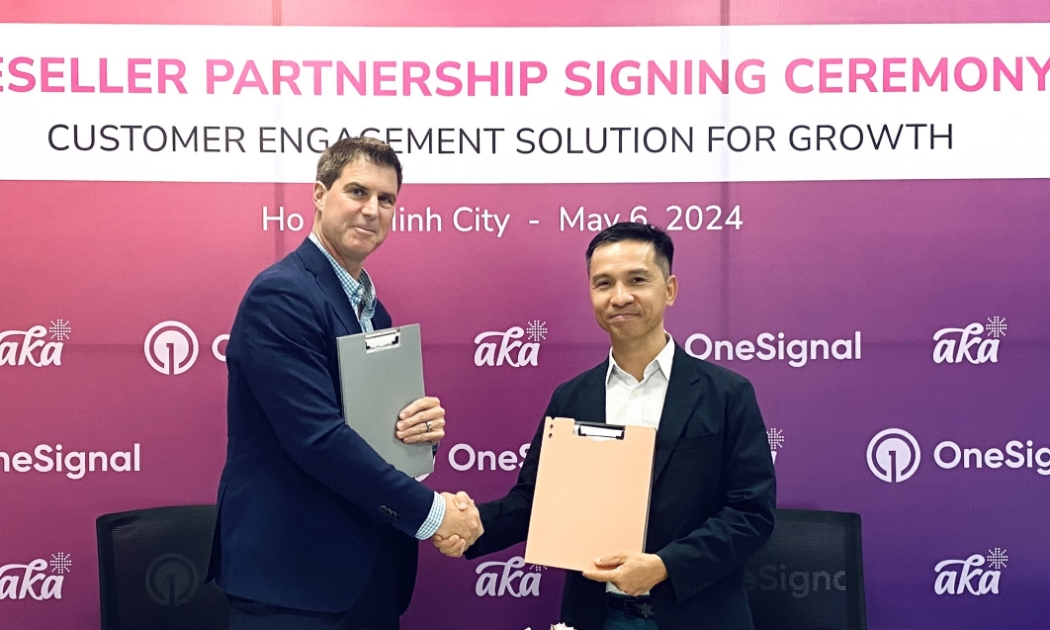 Ông Josh Wetzel, Giám đốc doanh thu OneSignal và ông Long Nguyễn, Giám đốc Điều hành AKA Digital Việt Nam ký kết hợp tác, sáng 6/5 tại TP.HCM.